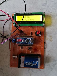 Aufbau mit Mikrocontroller, LCD-Display und 9V-Batterie