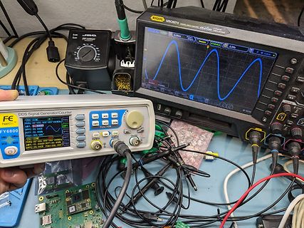 Messplatz mit Oszilloskop und DDS-Signalgenerator