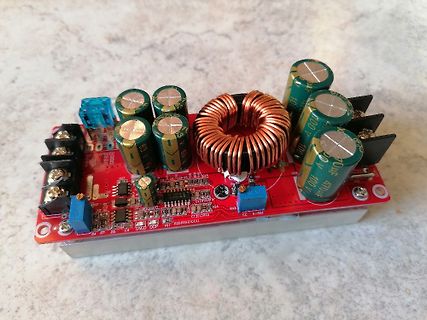 Leiterplatte eines DC-DC Wandlers mit Spule und Elektrolytkondensatoren