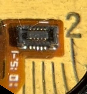 Makroaufnahme eines SMD-Bauteils auf Leiterplatte mit Lineal