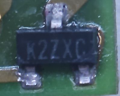 Makroaufnahme eines SMD-Bauteils auf Leiterplatte