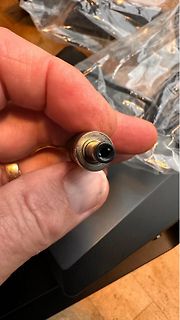 DC-Hohlstecker in einer Hand