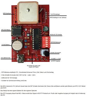 Beschriftete rote Leiterplatte mit GPS- und RTC-Modulen