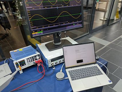 Messaufbau mit Oszilloskop, Netzteil und Laptop