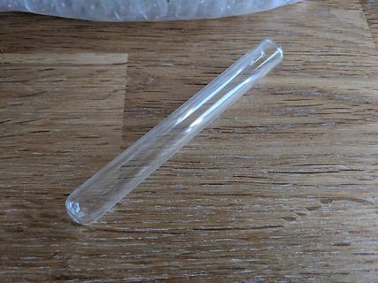 Glasreagenzglas auf Holzuntergrund