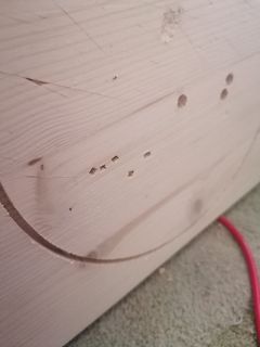 Nahaufnahme von Löchern in einem Holzbrett