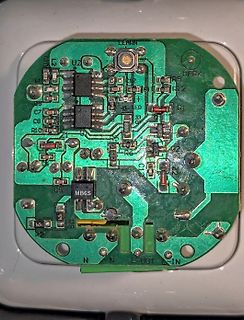 Foto einer grünen Leiterplatte mit elektronischen Bauteilen