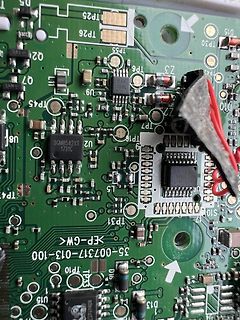 Nahaufnahme einer Leiterplatte mit elektronischen Bauteilen