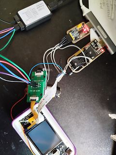 Elektronik-Aufbau mit Logikanalysator und Display