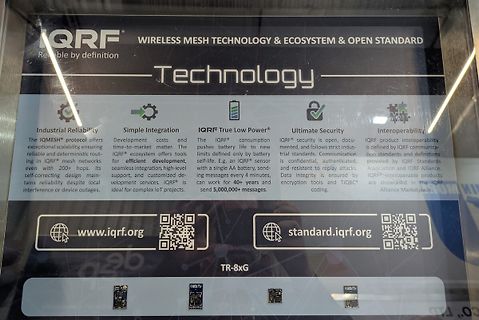 Foto eines Informationsdisplays über IQRF Technologie