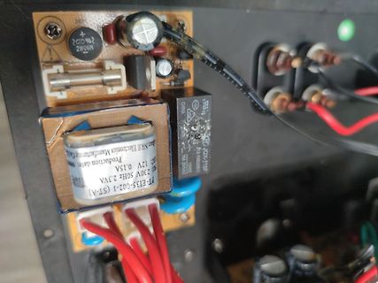Innenansicht eines Netzteils mit Transformator und Bauteilen