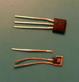 Zwei elektronische Bauteile mit Pins
