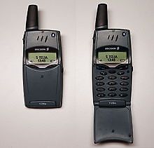Zwei Ericsson Mobiltelefone, eines geschlossen, eines geöffnet