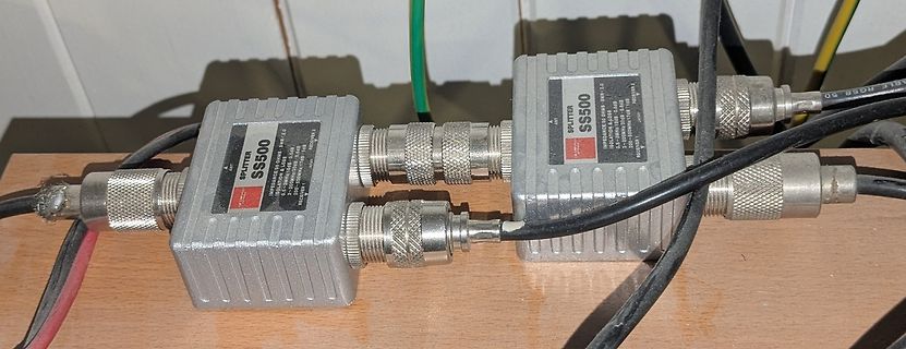 Zwei SS500 Splitter auf Holzbrett