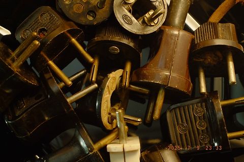Haufen alter elektrischer Stecker