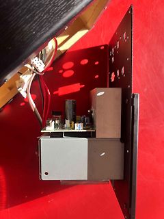 Innenansicht eines elektronischen Geräts mit Leiterplatte und Transformator