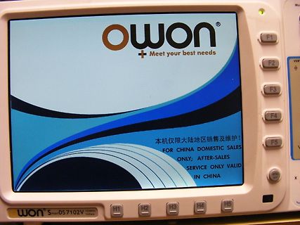 Owon Oszilloskop Display mit Logo und Hinweistext