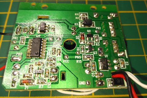 Bestückte grüne Leiterplatte mit elektronischen Bauteilen