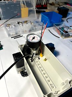 Aufbau mit Manometer und elektrischen Komponenten