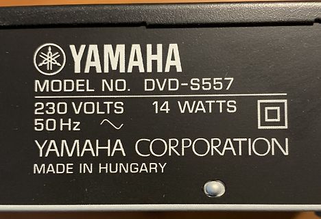Typenschild eines Yamaha DVD-Players