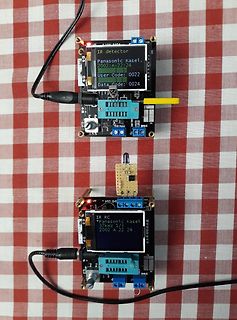 Zwei Leiterplatten mit LCD-Displays auf kariertem Untergrund