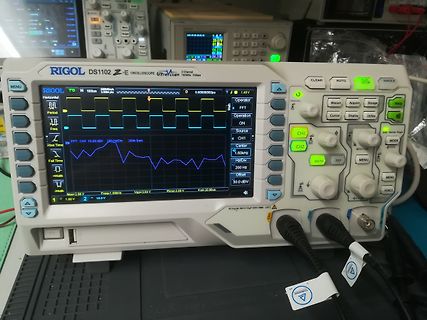 Rigol DS1102 Z-E Oszilloskop mit Rechtecksignal
