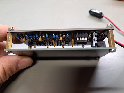 Bestückte Leiterplatte mit Kondensatoren und IC
