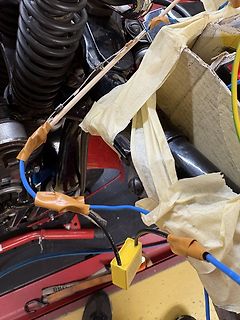 Freie Verdrahtung mit Klebeband und gelbem Bauteil