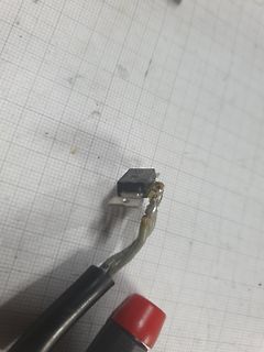 Bauteil mit angeschlossenen Kabeln auf Millimeterpapier