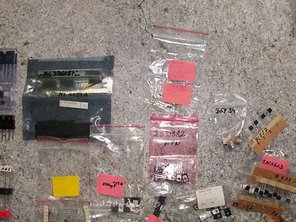 Verschiedene elektronische Bauteile in Plastikbeuteln