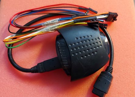 Elektronikbauteil mit bunten Kabeln und Steckverbindern