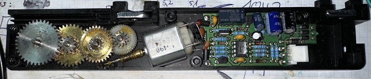Offenes mechanisches und elektronisches Bauteil mit Getriebe und Motor