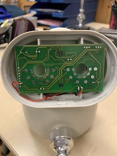 Geöffnete Elektronik mit grüner Leiterplatte
