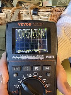 Handgehaltenes VEVOR ET828 Oszilloskop mit Wellenform