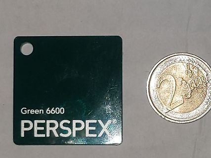 Materialprobe Perspex Green 6600 mit 2 Euro Münze