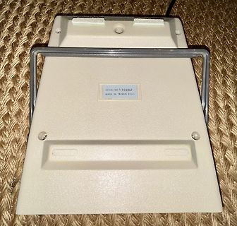 Unterseite eines elektronischen Geräts mit Typenschild