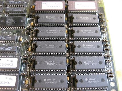 Nahaufnahme von HM6116P-3 Speicherchips auf einer Leiterplatte