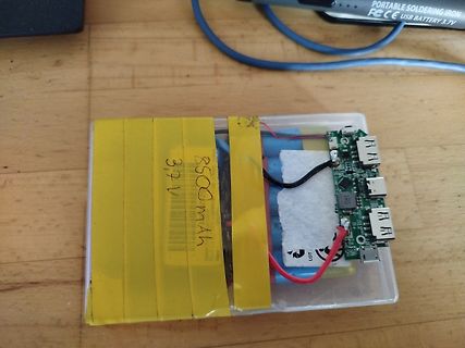Akku mit USB-Modul und Verkabelung