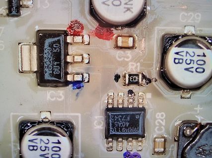Nahaufnahme einer Leiterplatte mit elektronischen Bauteilen