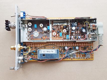 Innenansicht eines Funkempfängers mit Platinen und Bauteilen