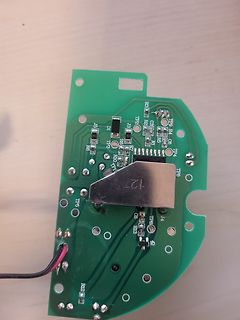 Grüne Leiterplatte mit Bauteilen und Metallabdeckung