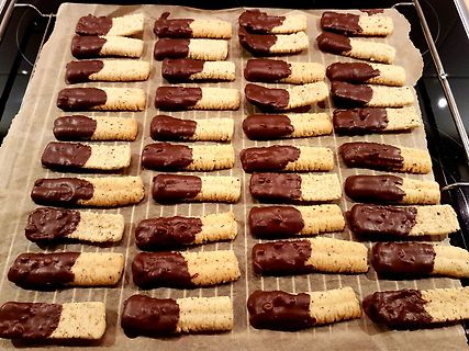 Schokoladen-Fingergebäck auf Backpapier