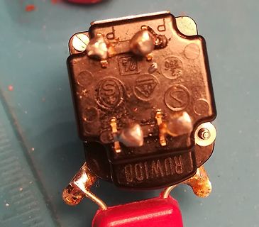 Nahaufnahme eines elektronischen Bauteils mit Lötstellen