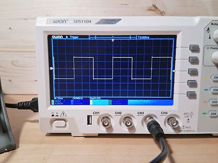 Owon SDS1104 Oszilloskop mit Rechtecksignal