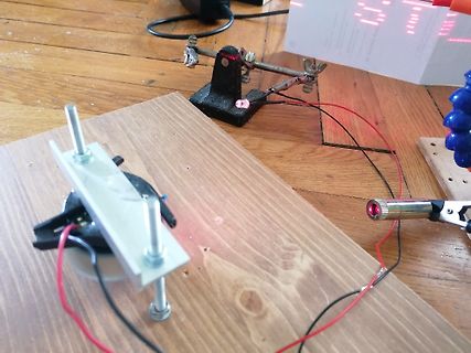 Elektronischer Versuchsaufbau mit Krokodilklemmen und Holzbrett