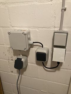 Elektrische Abzweigdosen und Kabel an einer Wand