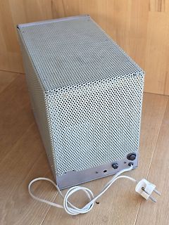 Metallgehäuse mit Lochblech und Netzkabel
