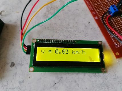 LCD-Display mit Geschwindigkeitsanzeige und Verdrahtung