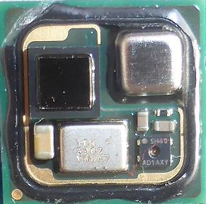 Makroaufnahme einer elektronischen Platine mit Bauteilen