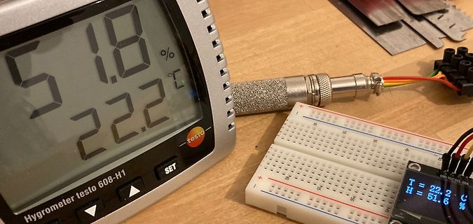 Hygrometer, Breadboard und Display auf Holztisch
